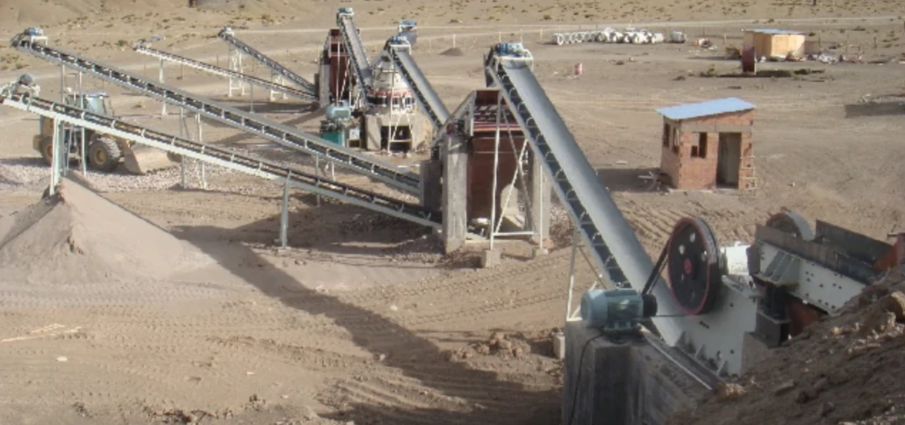 Rock pulverizer machine in a complete stone crushing and screening line 2026
