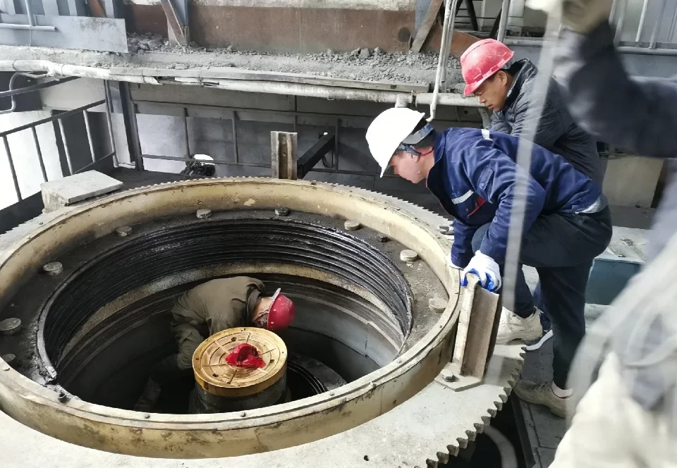 Lubrication system and wear parts maintenance for cone crusher