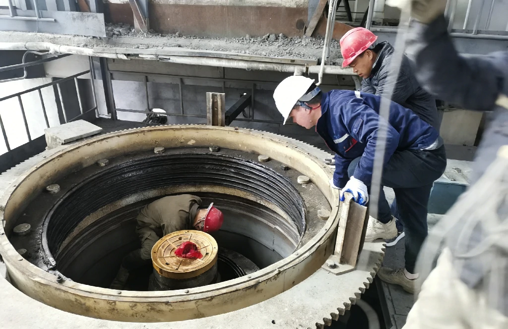 Lubrication system and wear parts maintenance for cone crusher